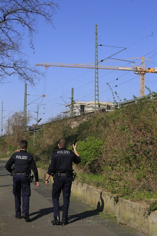 Einsatz BF Koeln Kran beruehrt Oberleitung DB Koeln Gremberg Taunusstr P030.JPG